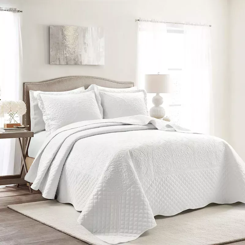 3-Piece White Medallion Scalloped Bedspread Set, Queen