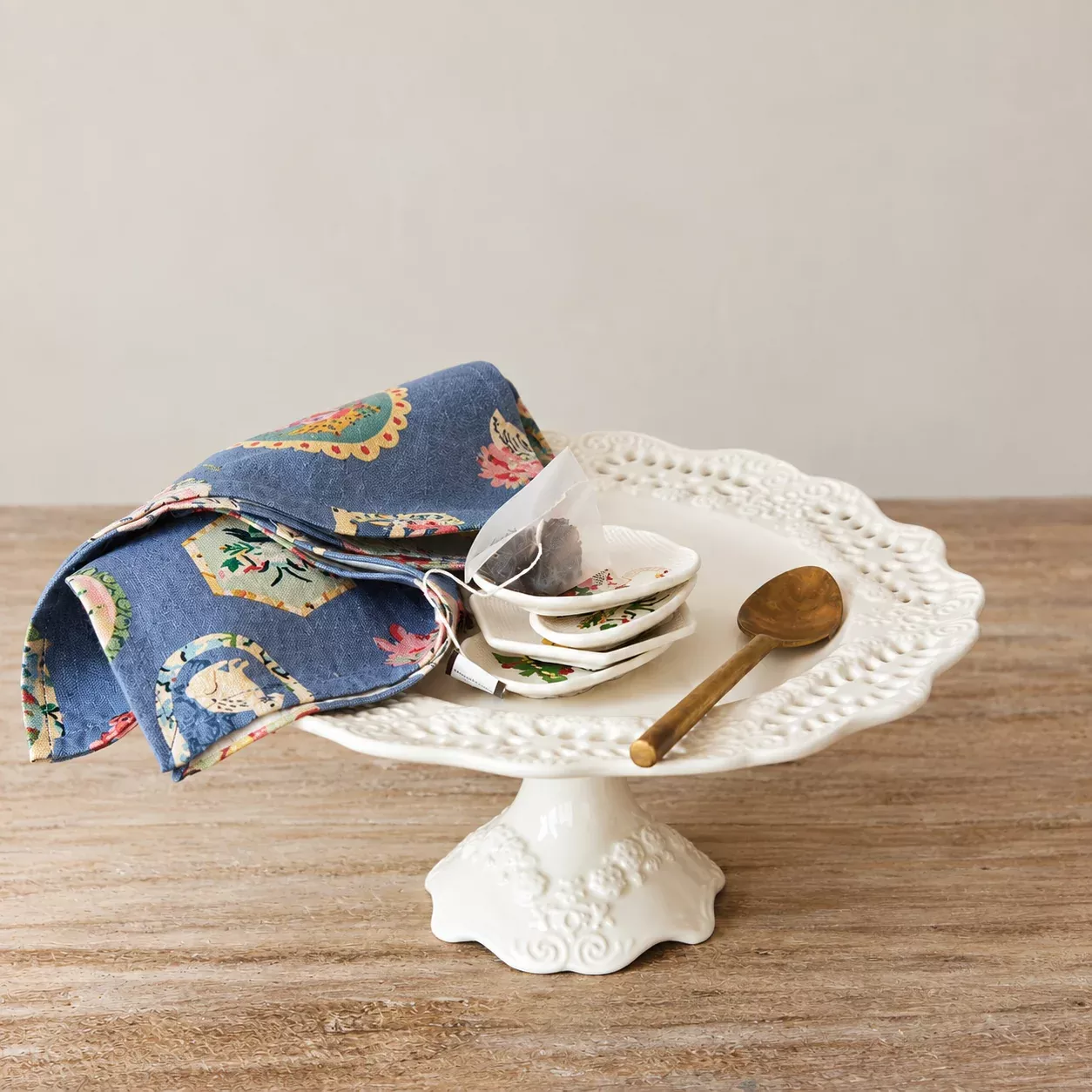 Creative Co-op - Scalloped Pedestal with Lace Pattern Edge