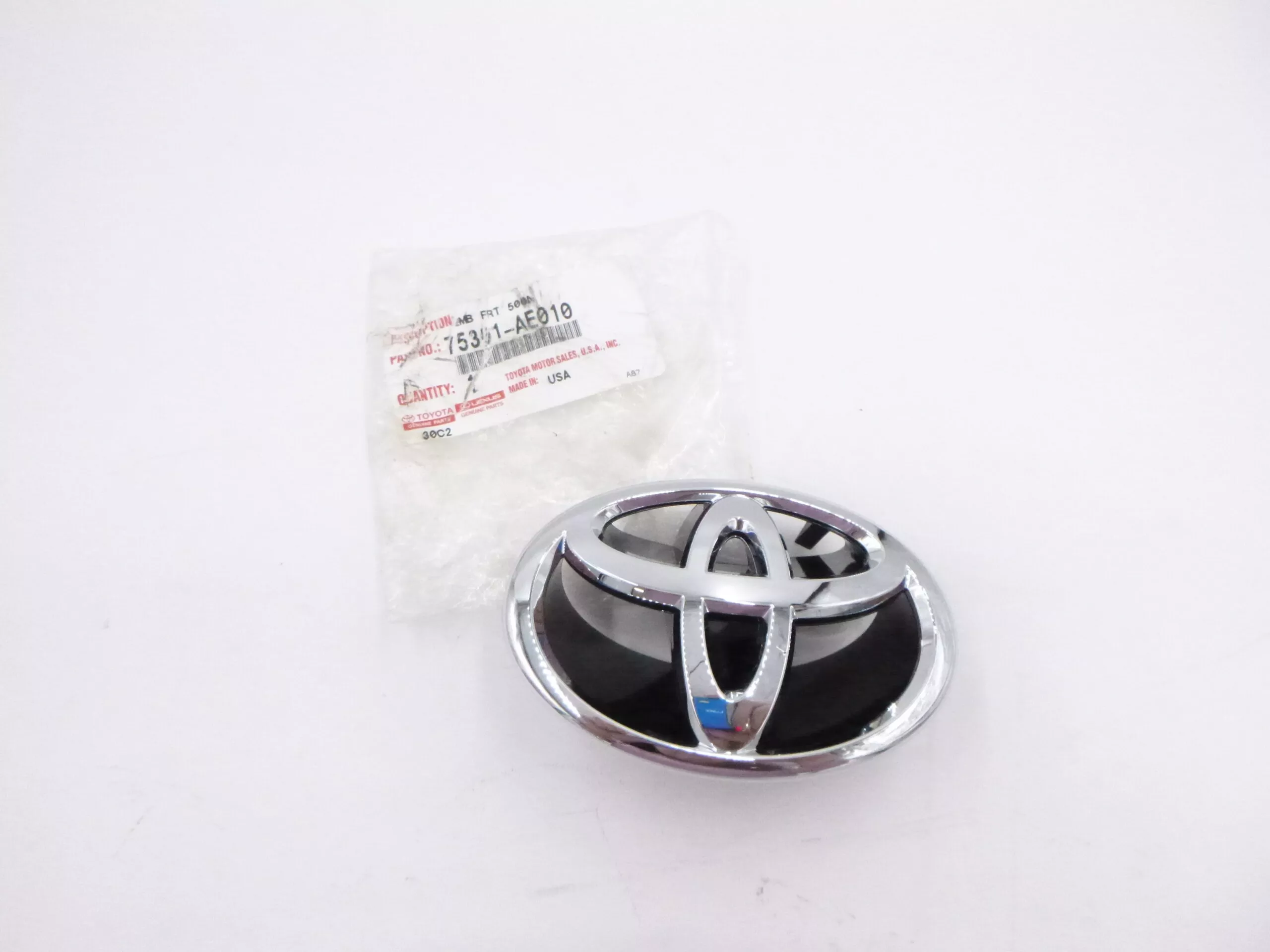 Genuine OEM Toyota Sienna 2006-2010 Front Grille Emblem Badge 75301-AE010