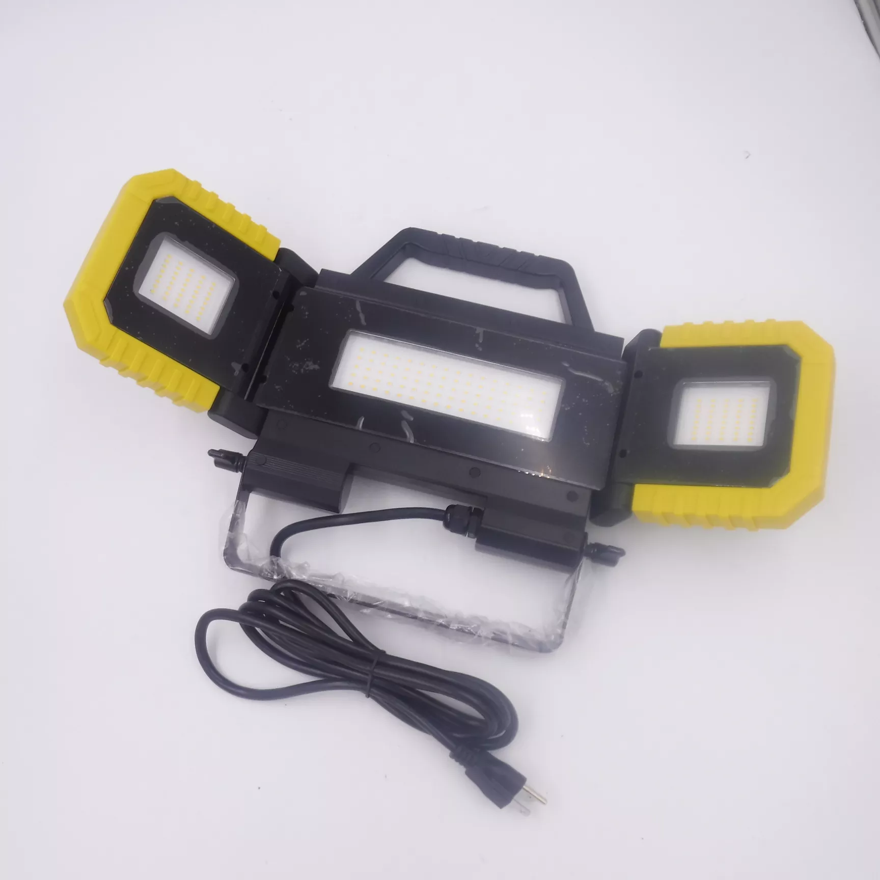 NO TRIPOD Southwire 8,000 Lumen Tri-Panel Portable Folding LED Wing Light