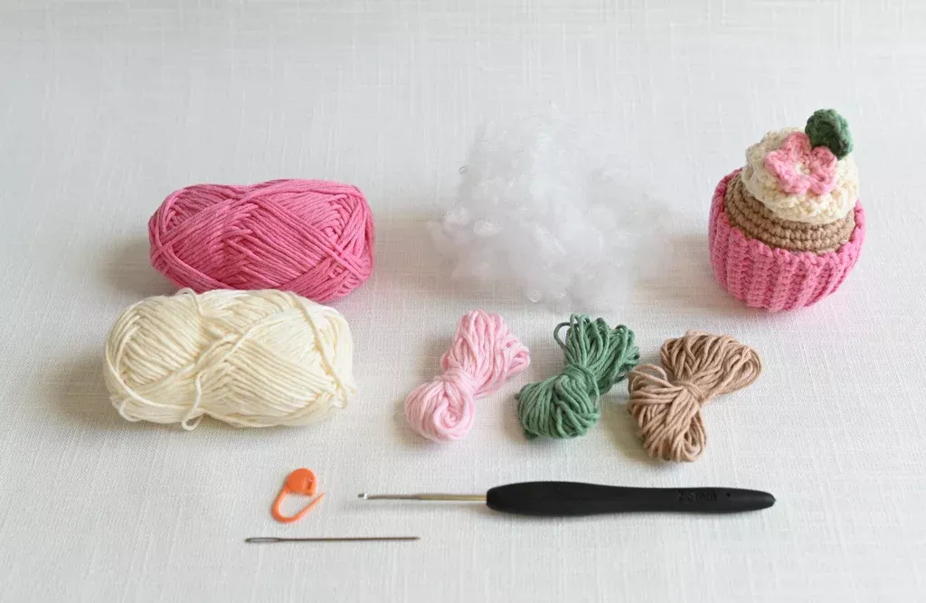 Schiffer - Crochet Cafe Amigurumi Kit, Cupcake