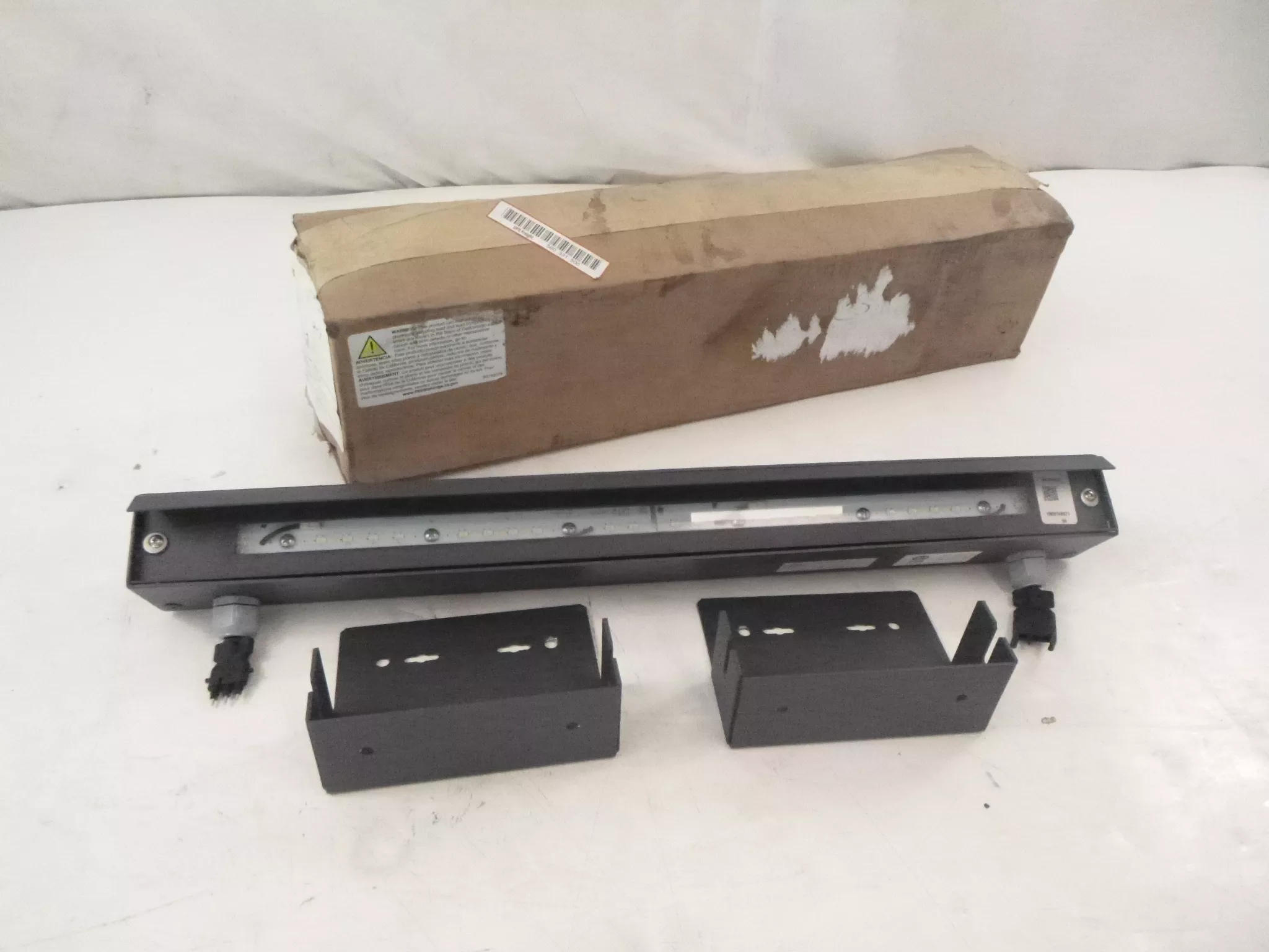 Security Lighting Linear LED Facade Fixture 24″ 20W 277V