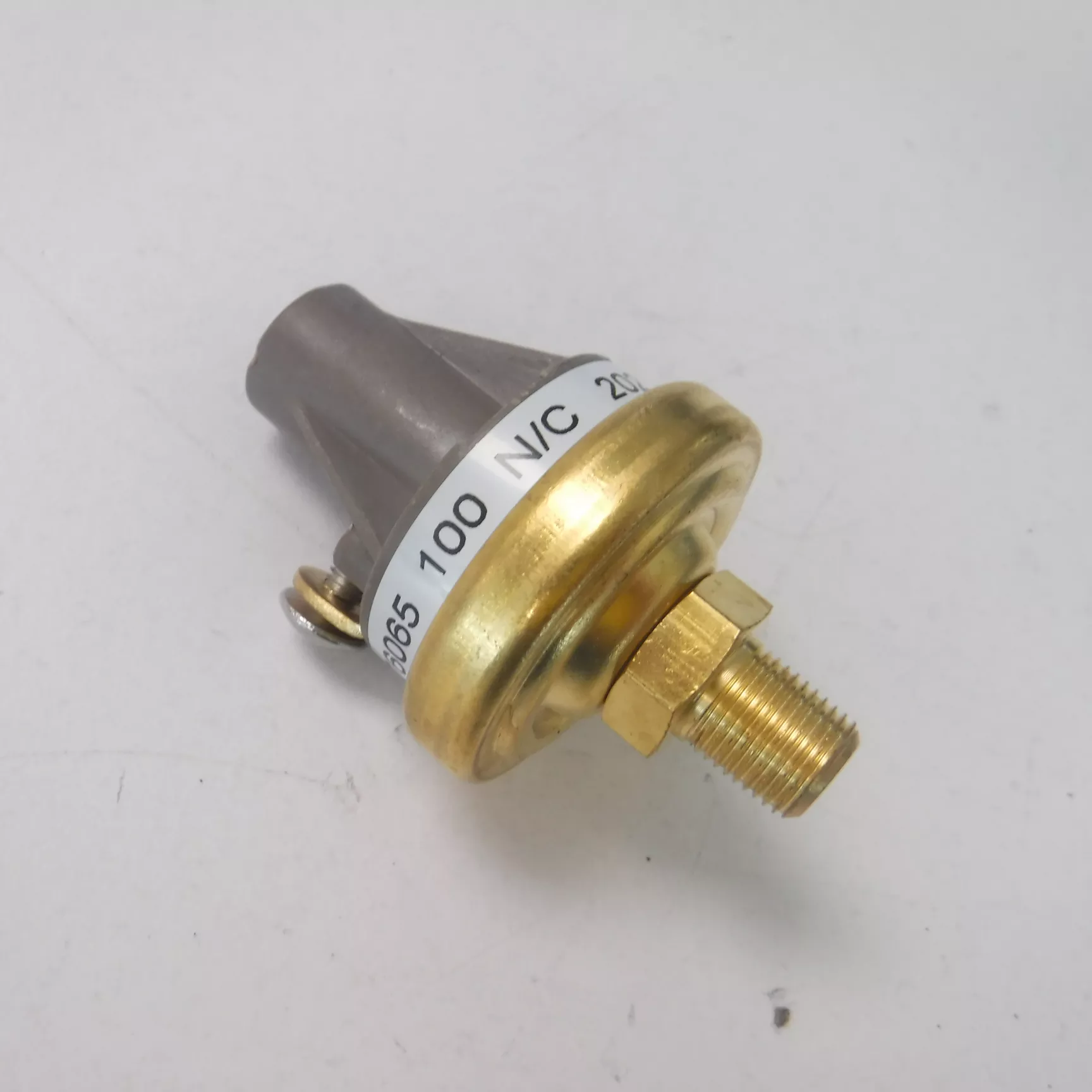 Stewart Warner Hobbs Normally Closed Pressure Switch 76065 100PSI